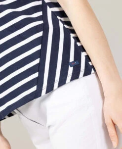 Marinière Femme Revisitée Col V Manches Courtes -Terre De Marins prod 10033 mariniere mc fond indigo raye blanc maience 666x812 fc7ea0111e0b