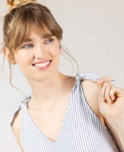 Débardeur Femme Bretelles Nouées Rayé Bleu 9 Débardeur Femme Bretelles Nouées Rayé Bleu -Terre De Marins prod 10135 top fond naturel raye bleu dommy 666x812 fc7ea0111e0b