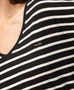 T-shirt Rayé Noir Femme Manches Longues Col V -Terre De Marins prod 7992 tee shirt ml fond noir raye naturel tsuki 666x812 fc7ea0111e0b