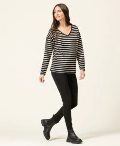 T-shirt Rayé Noir Femme Manches Longues Col V -Terre De Marins prod 7993 tee shirt ml fond noir raye naturel tsuki 666x812 fc7ea0111e0b